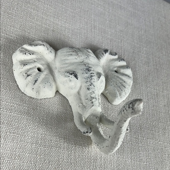 Cast Iron Elephant Wall Hook Hand Painted White Distressed Nursery Jewelry Towel - Picture 4 of 4